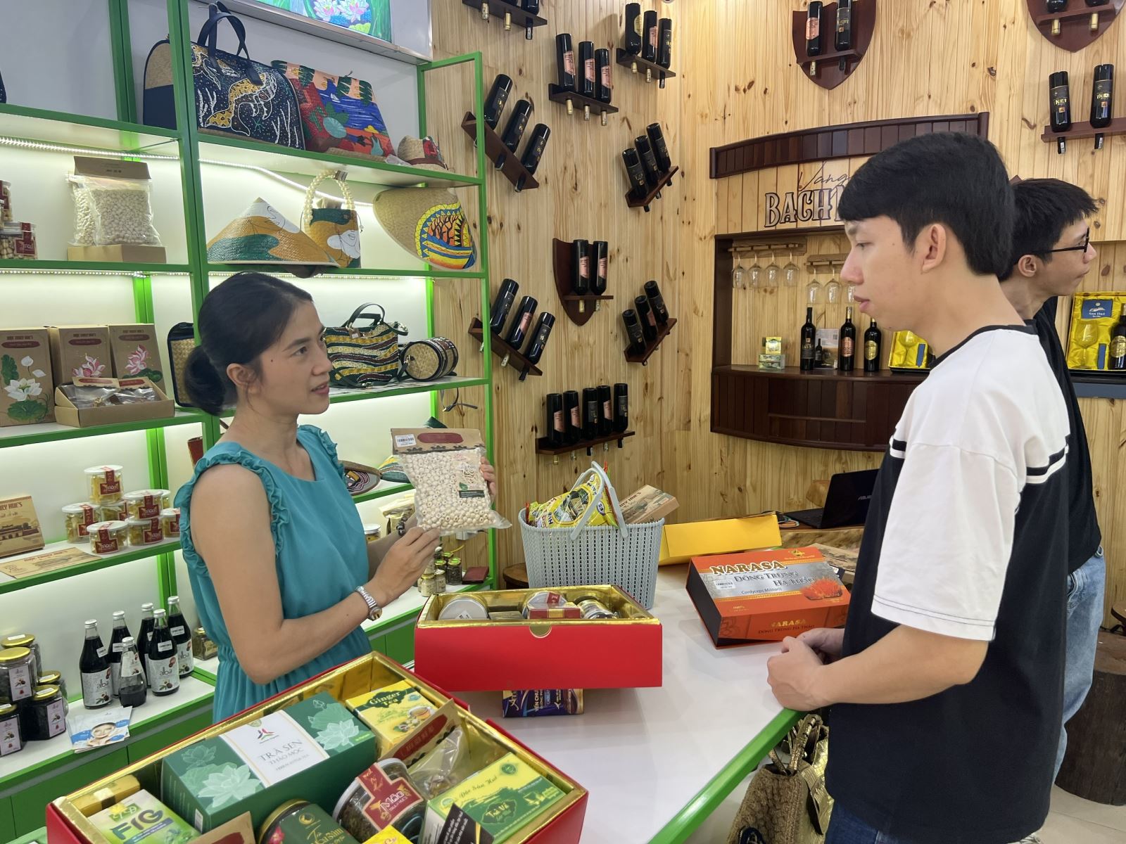 Đây là điểm giới thiệu, bán sản phẩm OCOP và đặc sản của tỉnh Thừa Thiên- Huế.