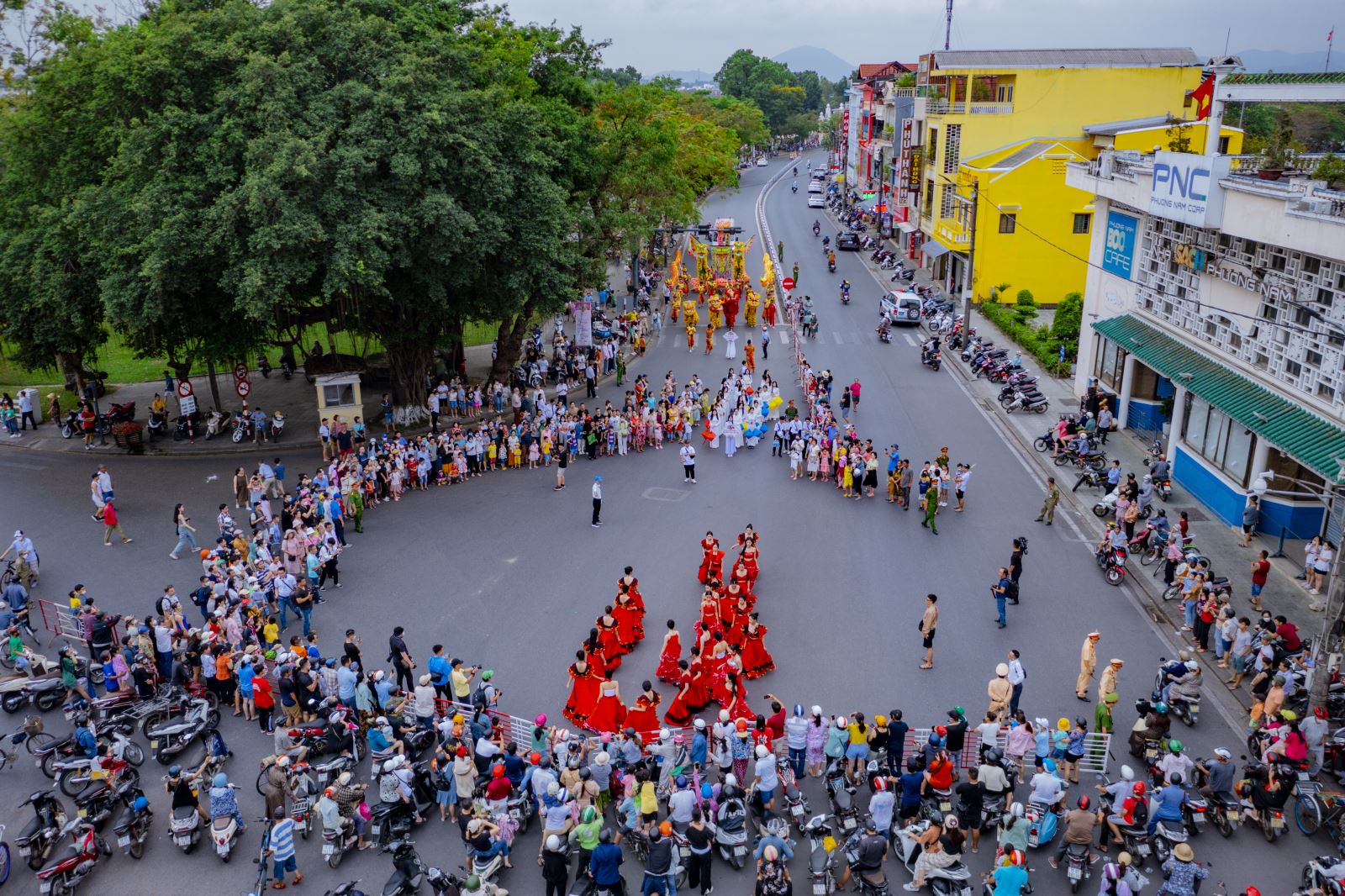 Lễ hội Quảng diễn với sự tham gia của hàng trăm nghệ nhân, nghệ sĩ của các đoàn nghệ thuật biểu diễn qua các tuyến đường chính của thành phố Huế.