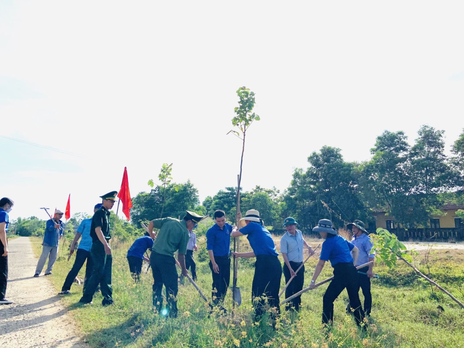 Thanh niên huyện Phong Điền trồng cây xanh tại các con đường.