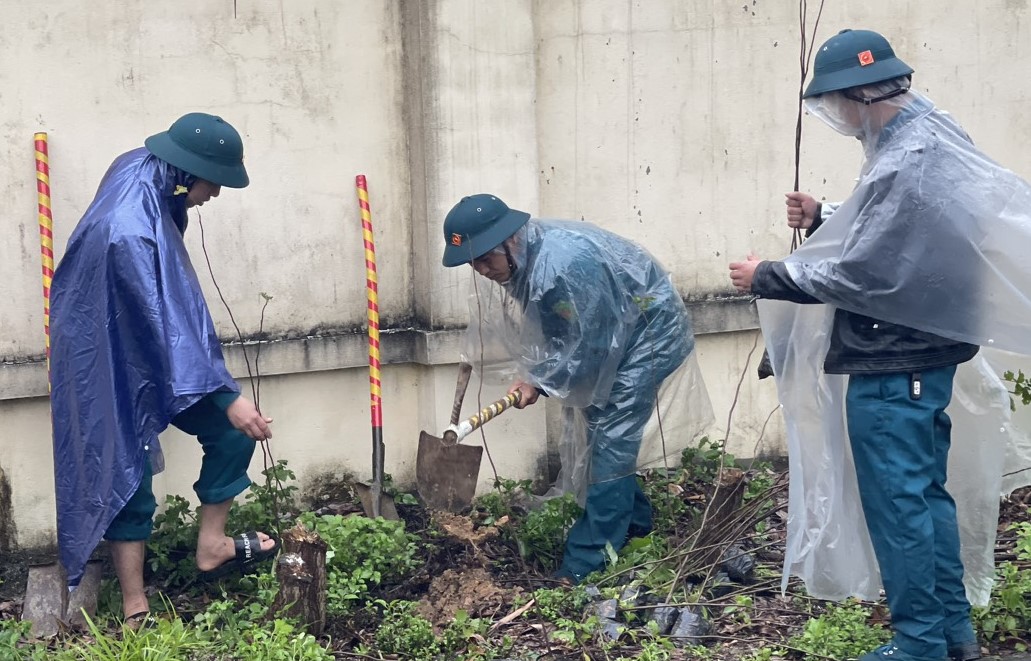 Ban CHQS thị xã Hương Trà đã trồng hơn 100 cây lấy gỗ và 50 cây ăn quả vừa tạo cảnh quan môi trường và lấy bóng mát cho đơn vị.