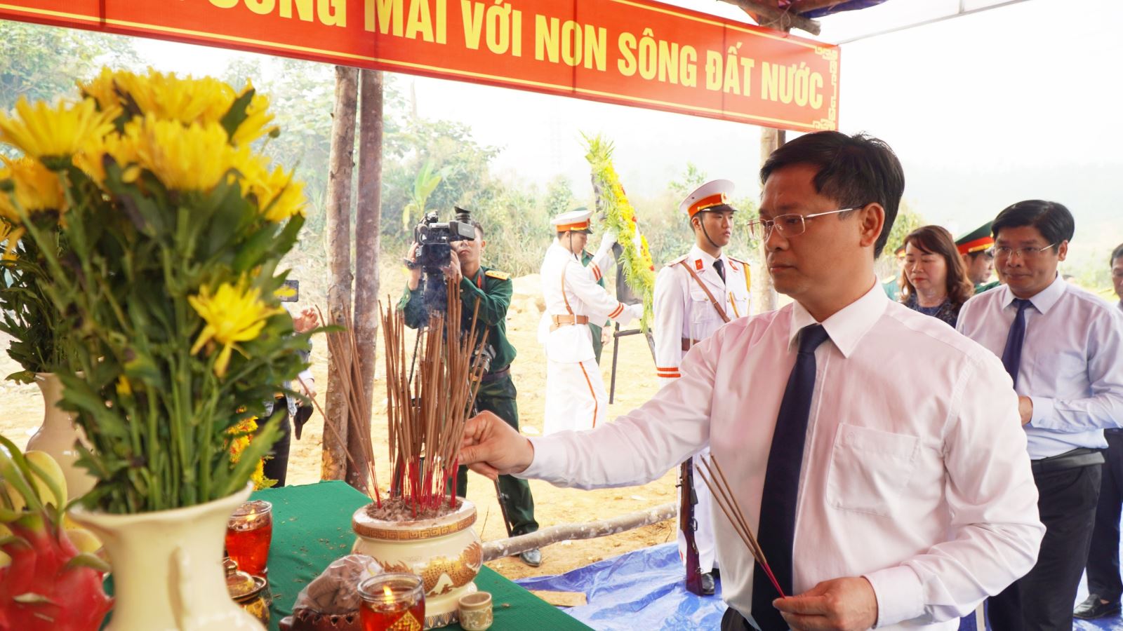 Lãnh đạo tỉnh Thừa Thiên- Huế dâng hương tưởng nhớ các liệt sĩ tại khu tưởng niệm.