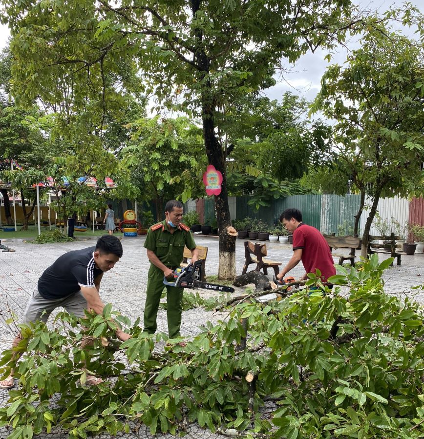 Công an TP. Huế cùng người dân cắt tỉa cây xanh vệ sinh đường phố.