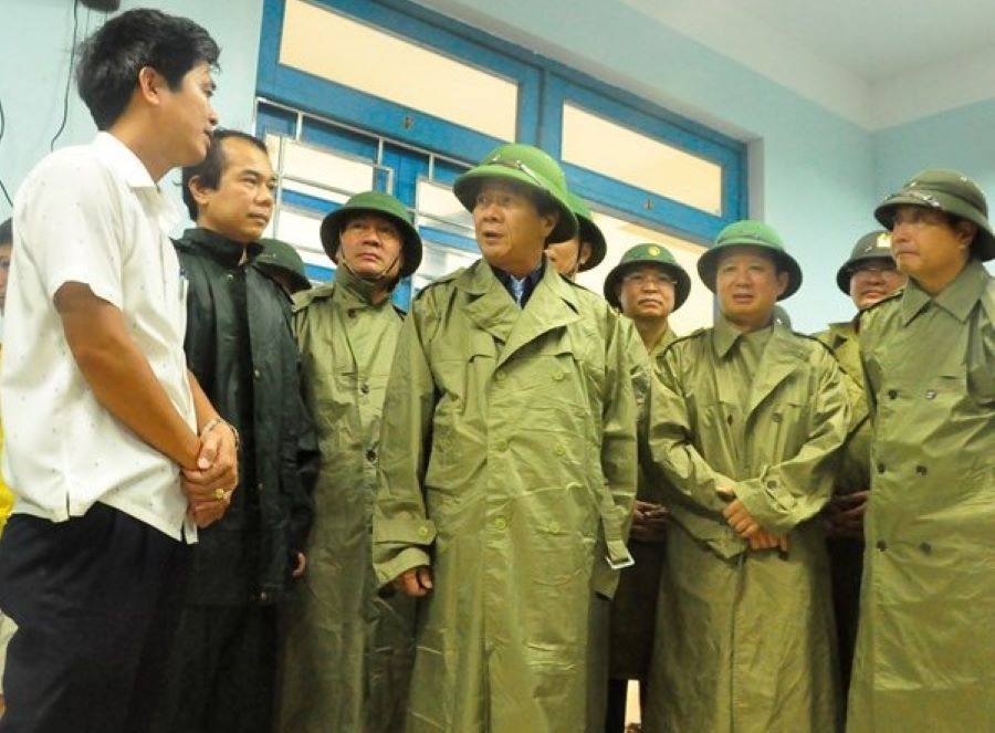 Phó Thủ tướng Lê Văn Thành  cùng lãnh đạo tỉnh TT- Huế đến thăm hỏi, động viên người dân đang tránh, trú bão Noru tại trường THCS Thuận An.