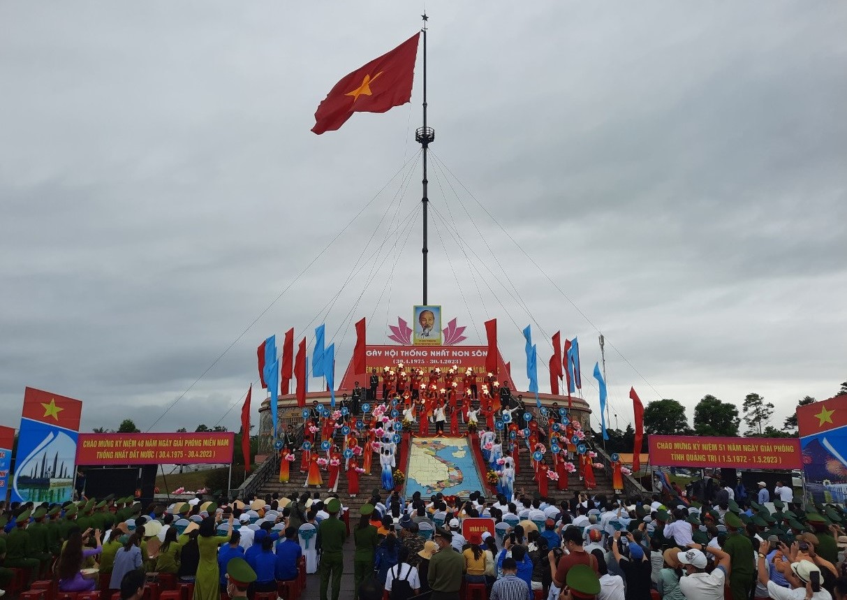 Lễ Thượng cờ Thống nhất non sông tại Di tích lịch sử Quốc gia đặc biệt Đôi bờ Hiền Lương - Bến Hải, Quảng Trị.