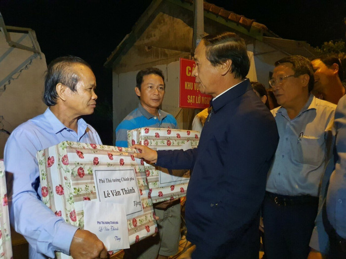 Phó Thủ tướng Lê Văn Thành thăm hỏi, tặng quà người dân.