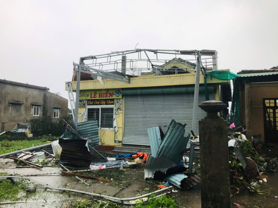 Trận lốc xoáy khiến 4 người bị thương, khoảng 300 ngôi nhà ở Quảng Trị bị tốc mái, bị sập.