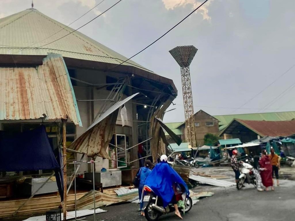 Trận mưa dông kèm lốc xoáy khiến nhiều ngôi nhà thị trấn Lao Bảo, huyện Hướng Hóa, tỉnh Quảng Trị bị tốc mái, cây xanh ngả đổ.