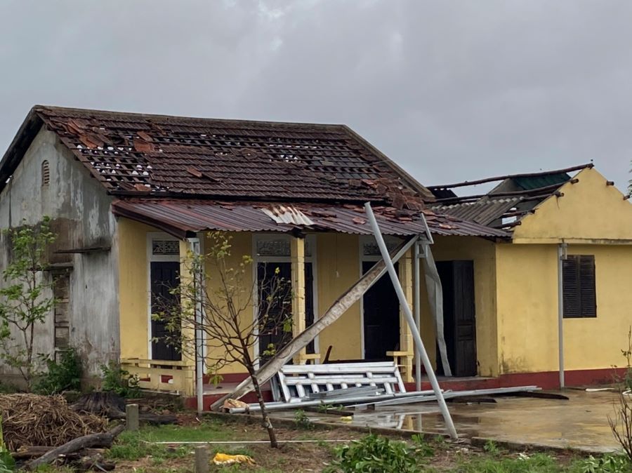 Gió bão cũng đã khiến nhiều ngôi nhà bị tốc mái hoàn toàn.