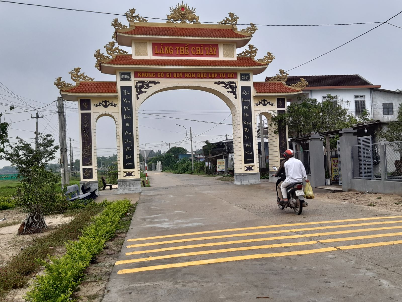 Đường nông thôn mới khang trang ở xã Điền Hòa, Phong Điền.