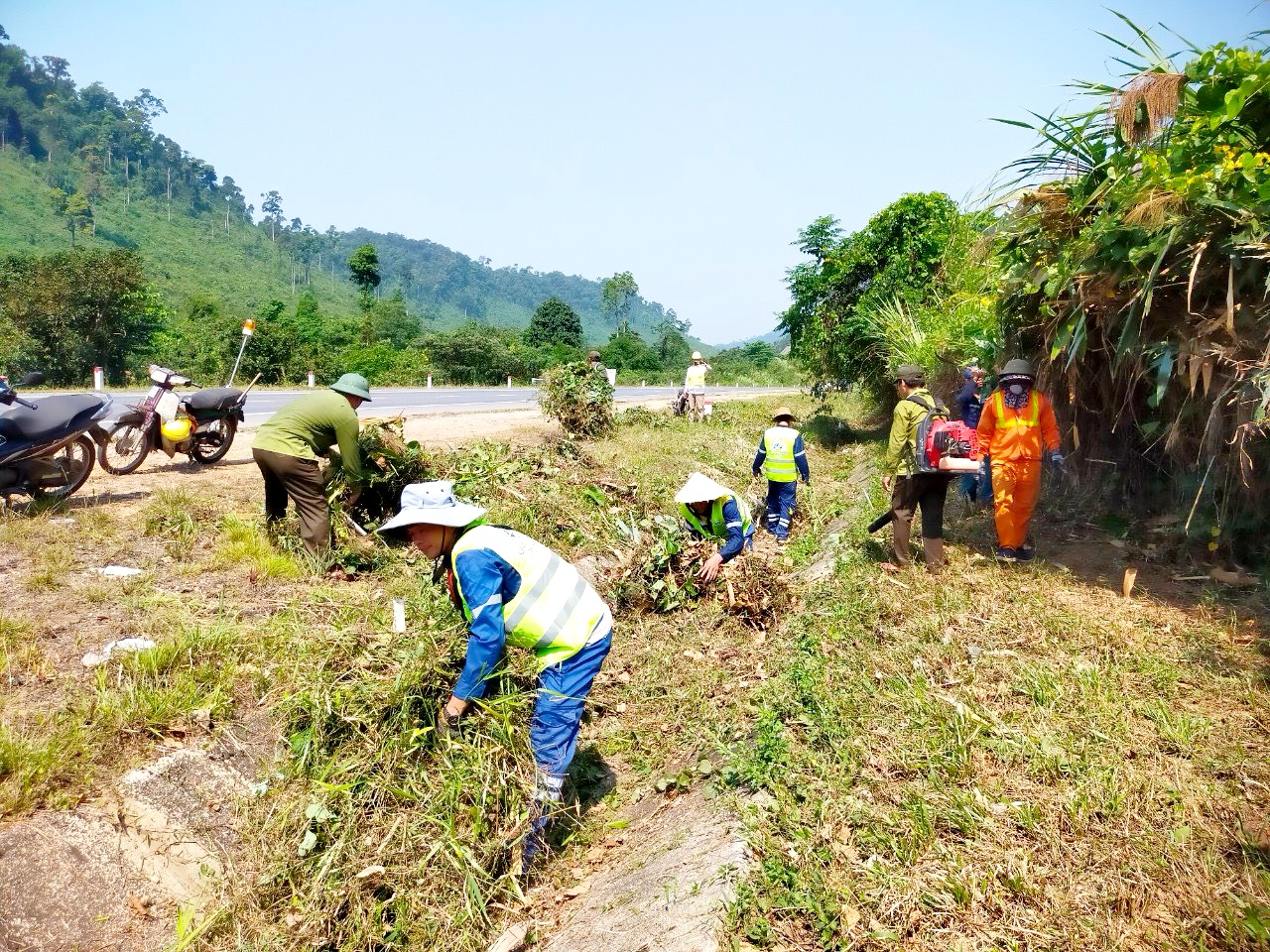 VQG Bạch Mã phối hợp các lực lượng tham gia phát dọn thực bì và tạo đường ranh cản lửa đoạn cao tốc La Sơn – Túy Loan đi qua Vườn.