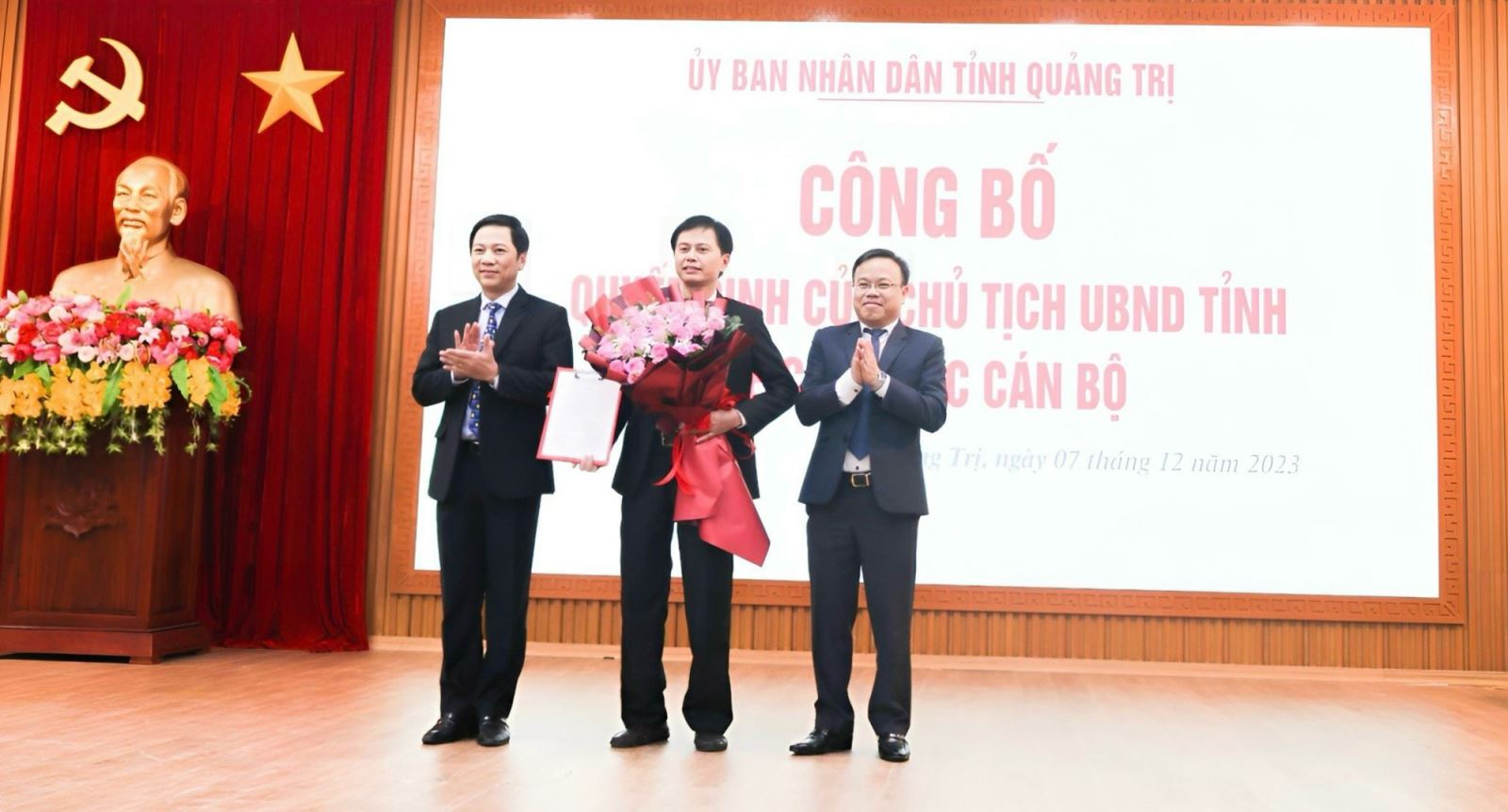 Đại diện lãnh đạo tỉnh Quảng Trị trao quyết định và tăng hoa chúc mừng tân Giám  đốc Bệnh viện Đa khoa tỉnh Quảng Trị.