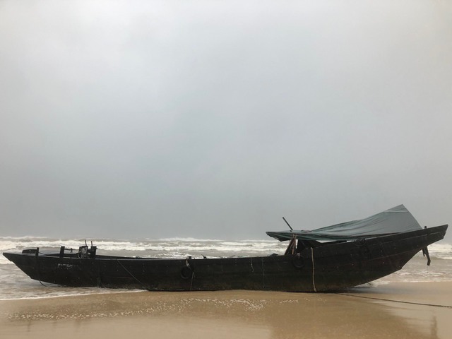 Chiếc thuyền vô chủ trôi được phát hiện trội dạt vào bờ biển Quảng Trị