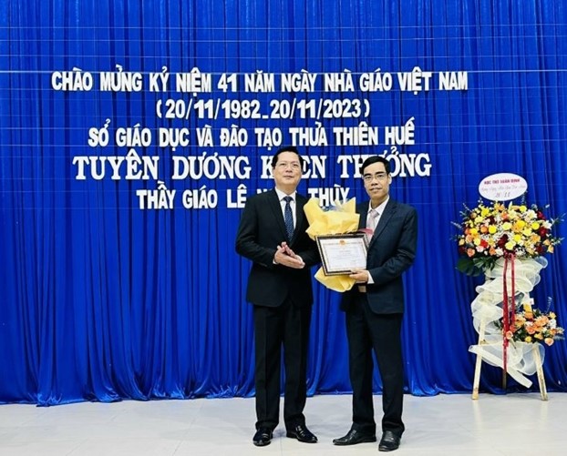 Lãnh đạo Sở GĐ&ĐT tỉnh Thừa Thiên Huế khen thưởng thầy giáo Lê Ngọc Thùy.