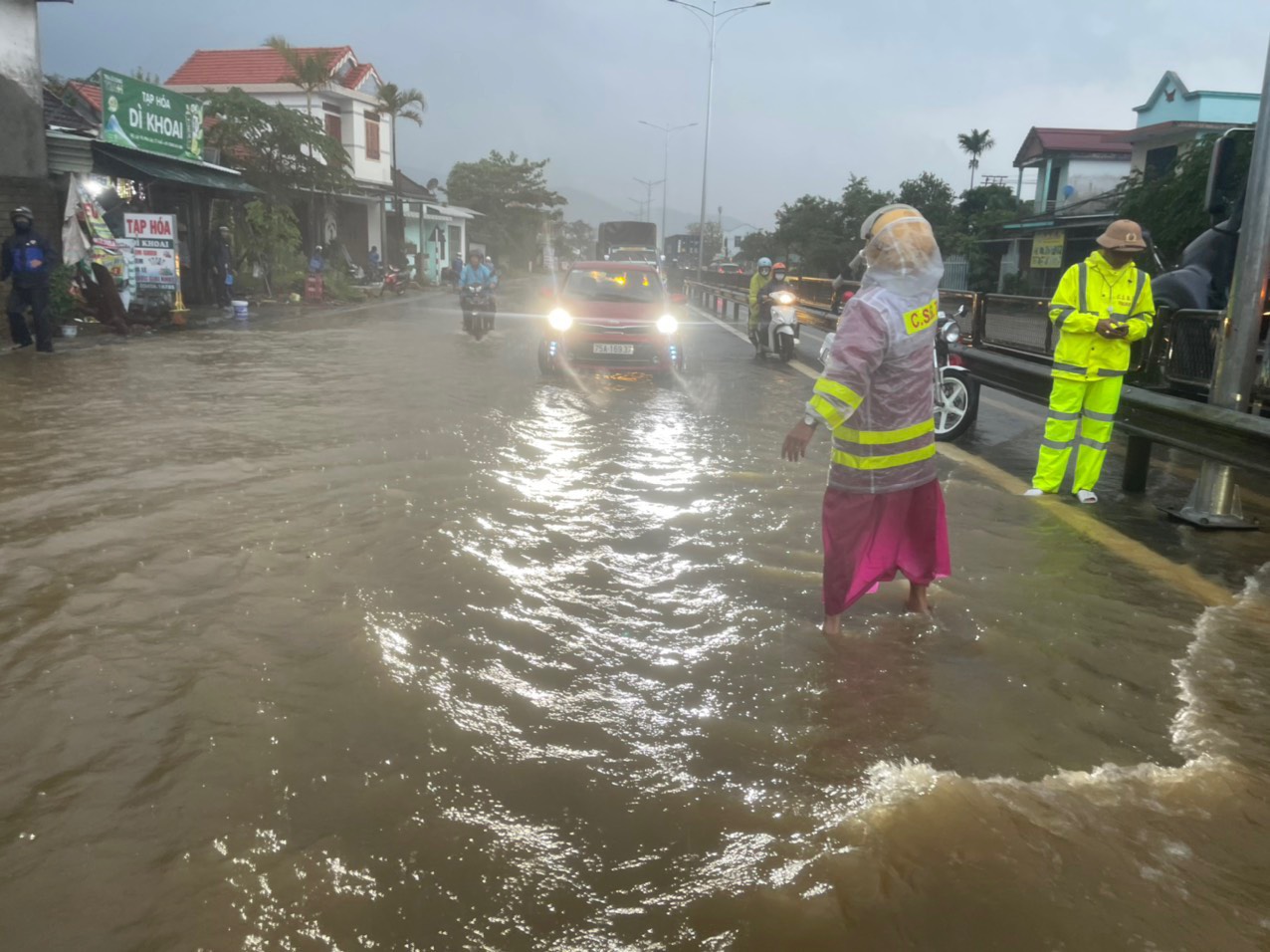 Mưa lớn gây gập lụt nhiều nơi ở TT- Huế.