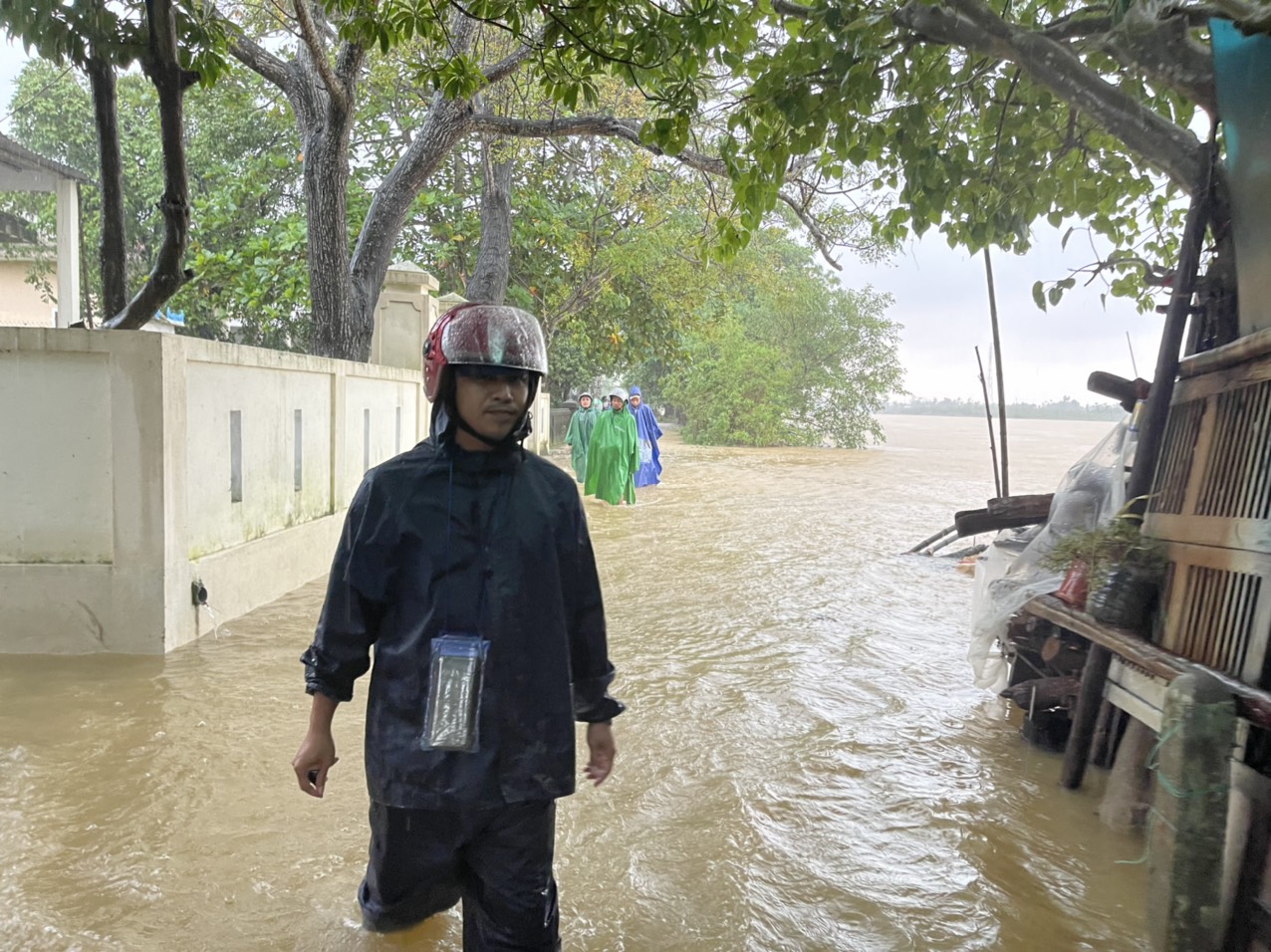 Mưa lớn cùng với thuỷ điện xả lũ khiến nhiều vùng ở Thừa Thiên- Huế bị ngập úng nặng nề.