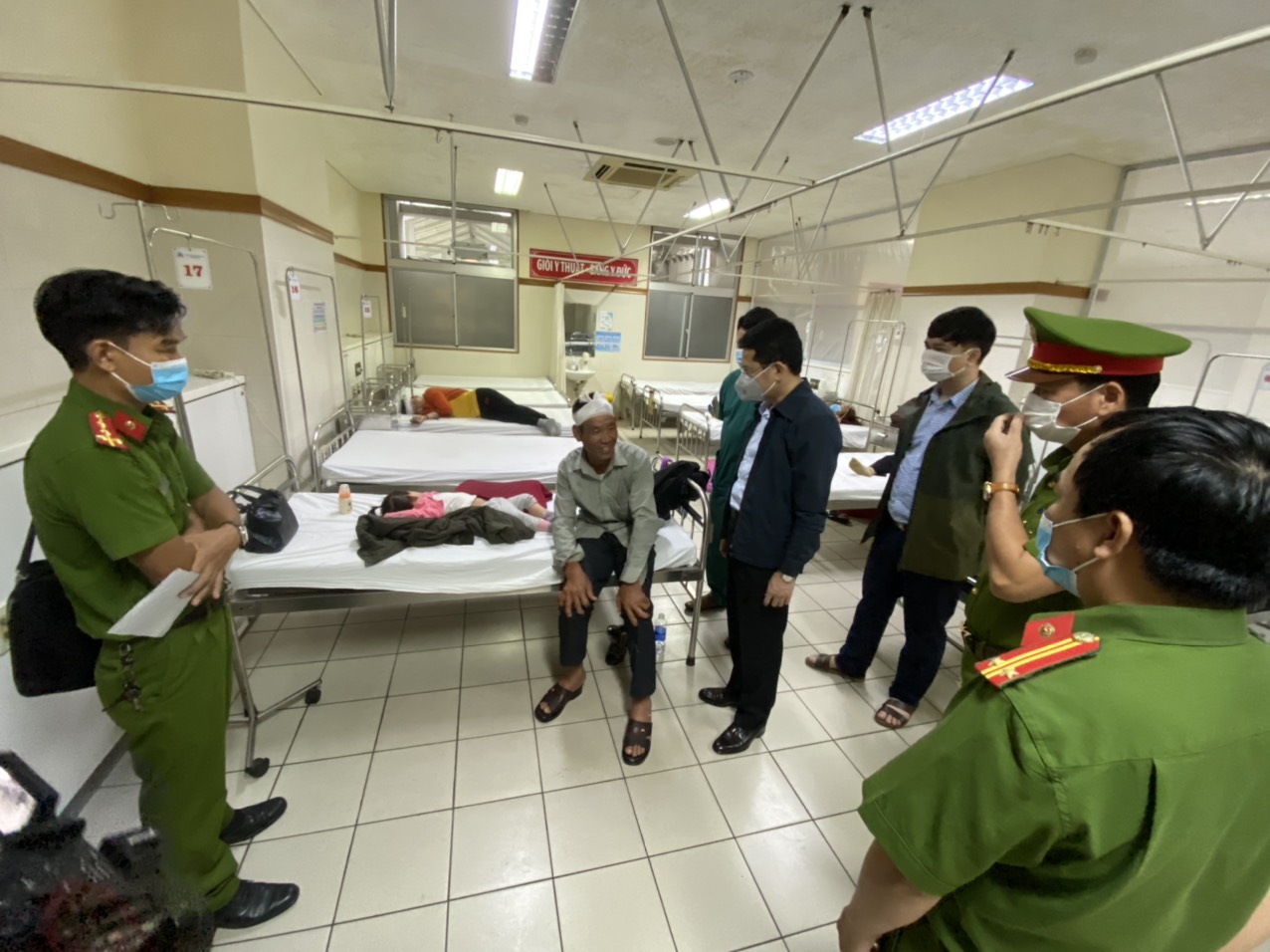 Lãnh đạo tỉnh TT- Huế thăm hỏi các nạn nhân vụ tai nạn đang điều trị tại bệnh viện Trung ương Huế.