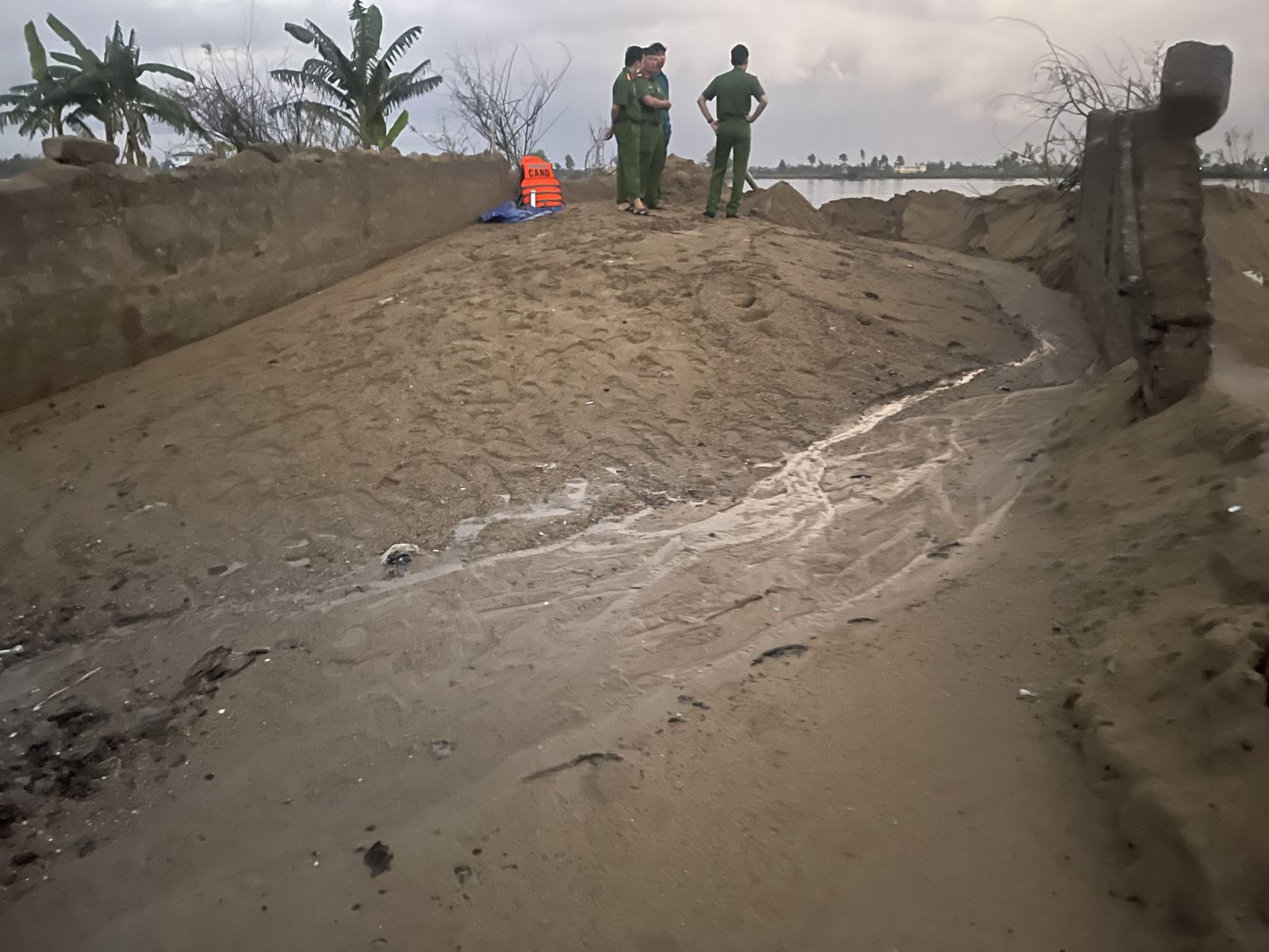Lực lượng chức năng kiểm tra khu vực bãi tập kết cát ở xã Phú Thanh phát hiện hàng chục khối cát không có hóa đơn, không rõ nguồn gốc.