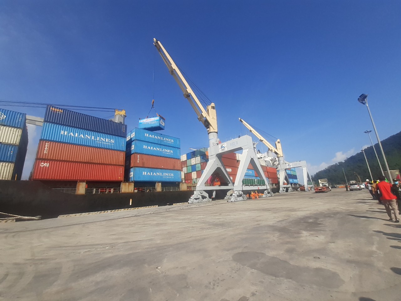 Sự kiện này mở ra dịch vụ vận tải mới kết nối cảng biển Chân Mây với các bến cảng nội địa và quốc tế.