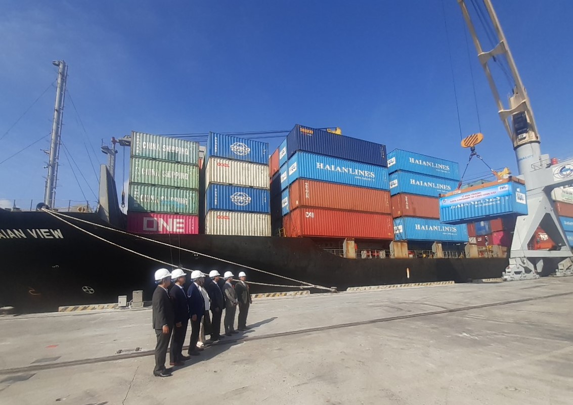 Lãnh đạo tỉnh TT- Huế và đại biểu chứng kiến việc bốc container lên tàu.