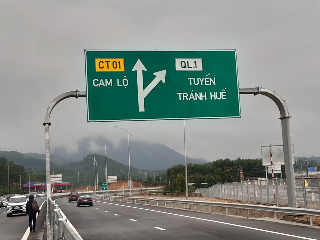 Cao tốc Cam Lộ - La Sơn dài 98,3 km đi qua 2 tỉnh Quảng Trị - Thừa Thiên - Huế.