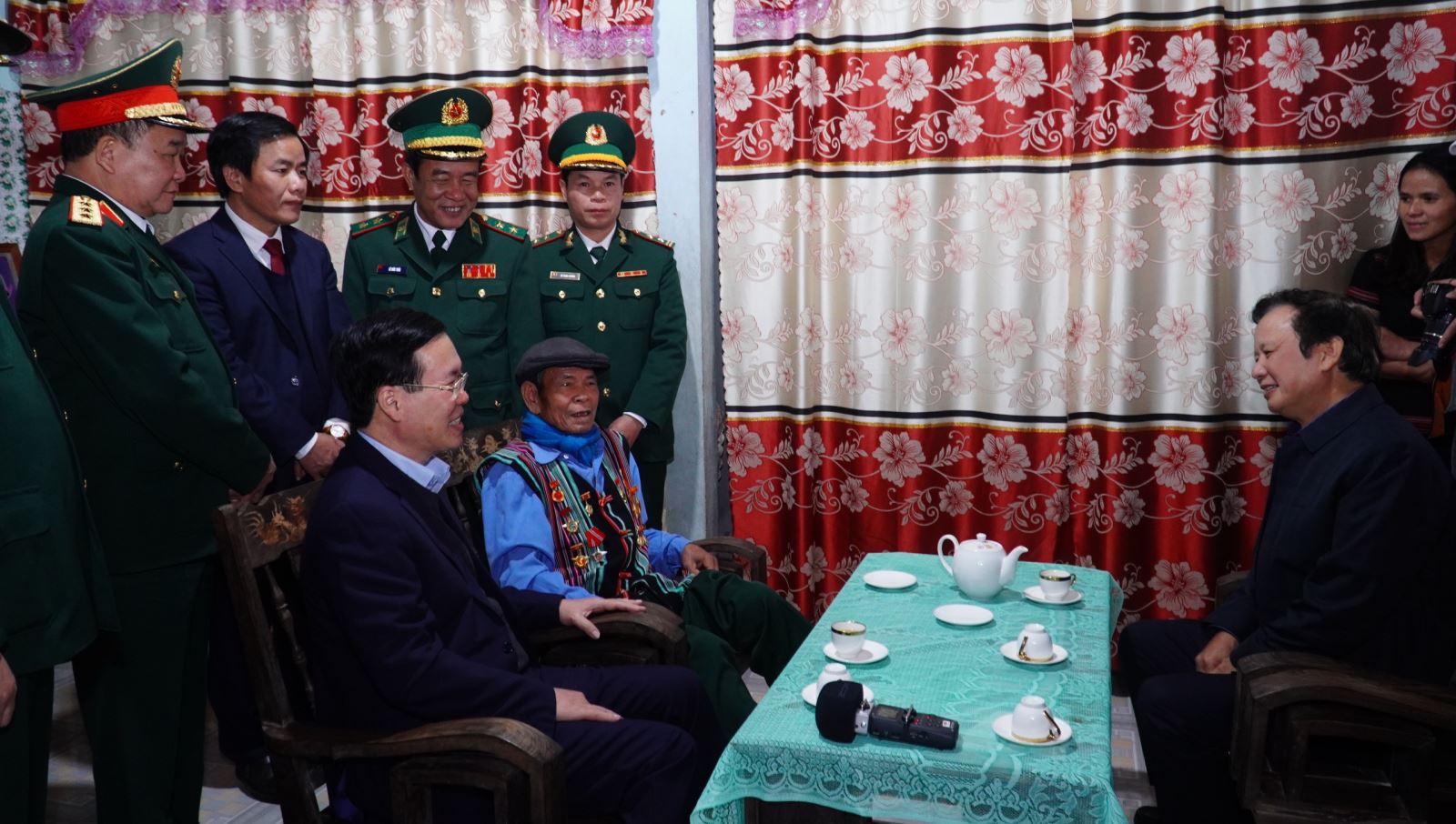 Thường trực Ban Bí thư Võ Văn Thưởng đi thăm, tặng quà gia đình chính sách, hộ nghèo các xã biên giới huyện A Lưới.