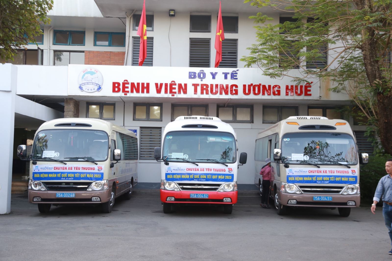 Bệnh viện Trung ương Huế đã tổ chức chương trình “Chuyến xe yêu thương” đưa  bệnh nhân và người nhà có hoàn cảnh khó khăn về quê đón Tết Quý Mão 2023.