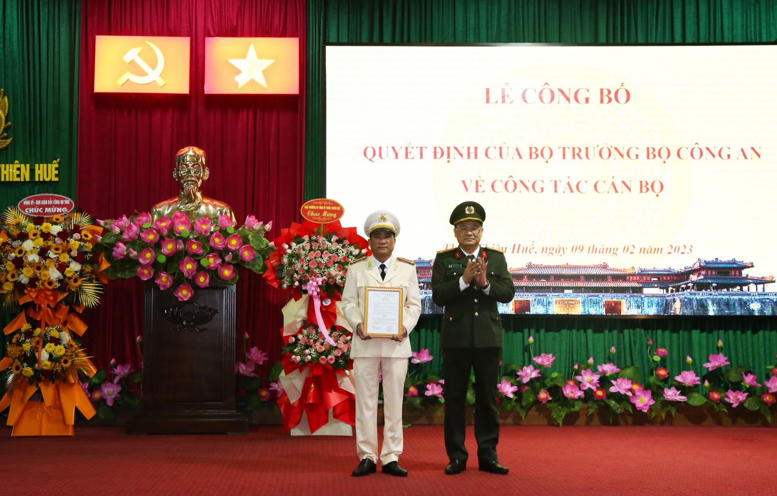 Đại tá Nguyễn Thanh Tuấn, Giám đốc Công an tỉnh đã trao quyết định bổ nhiệm Thượng tá Hồ Xuân Phương.