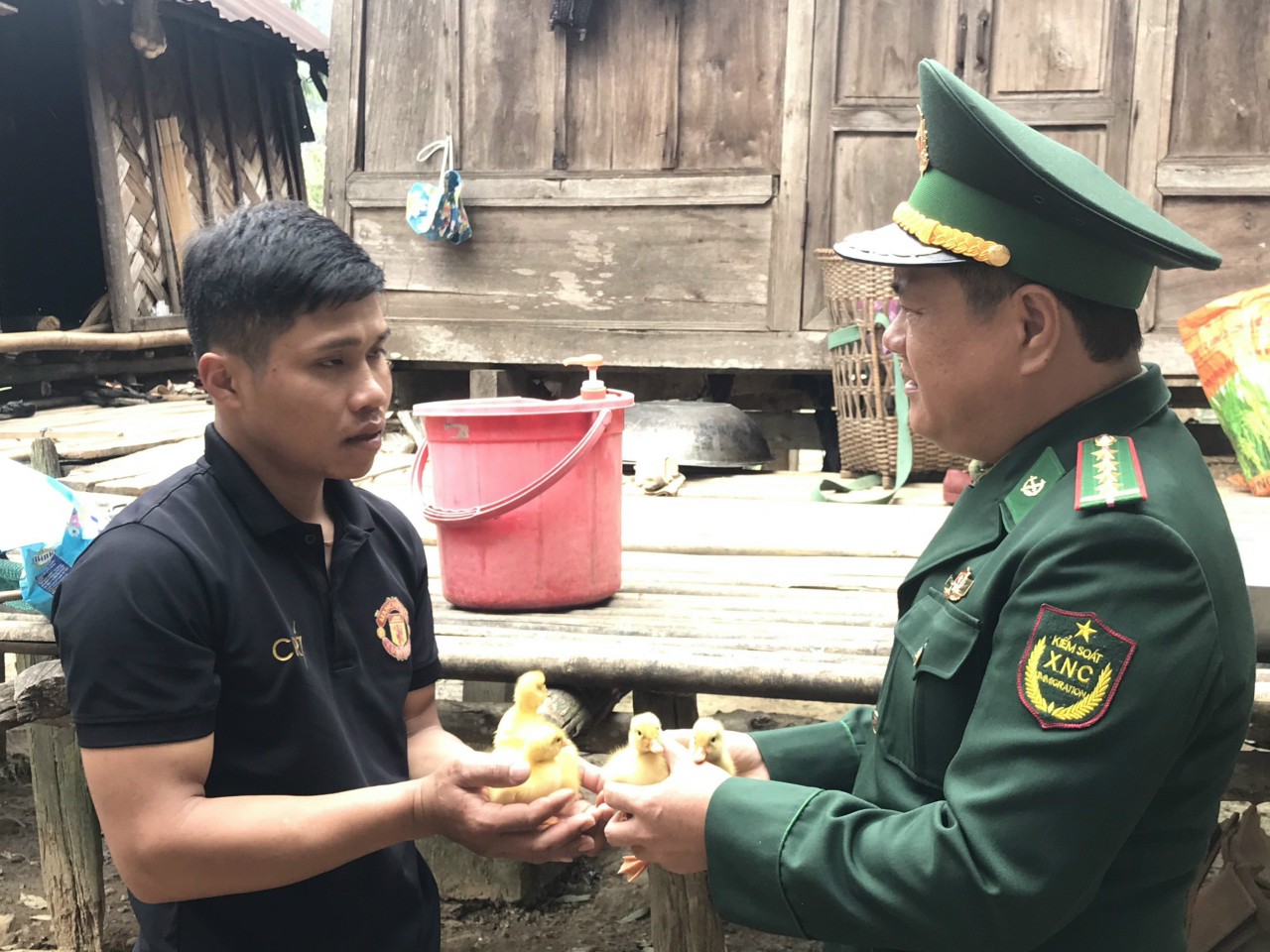 Hơn 1.200 con ngan, dê giống được trao cho các hộ gia đình khó khăn trên địa bàn 2 xã Hướng Việt và Hướng Lập.