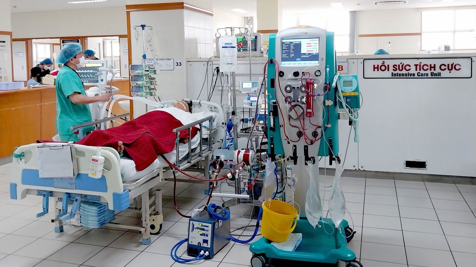 Bác sĩ bệnh viện Bệnh viện Trung ương Huế cùng với kĩ thuật hiện đại điều trị cho bệnh nhân D. bị sốc nhiễm khuẩn, suy đa tạng, suy hô hấp cấp tiến triển nặng.
