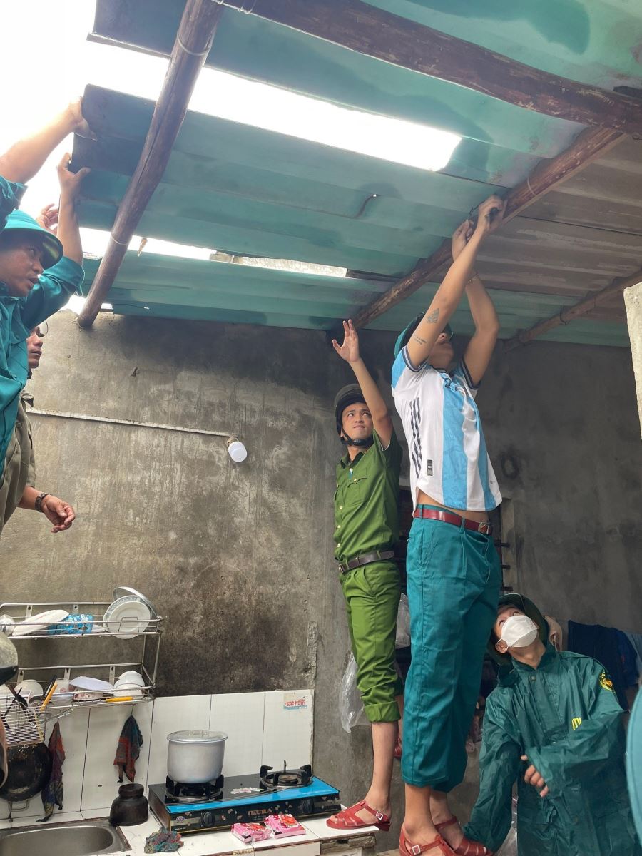 Mưa lớn kèm theo lốc xoáy tại tỉnh Thừa Thiên- Huế đã hàng chục ngôi nhà bị tốc mái và nhiều người dân bị thương.