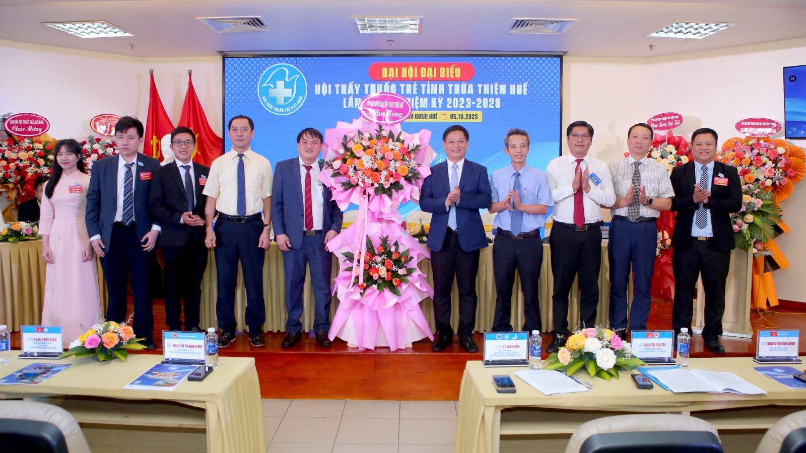 Lãnh đạo tỉnh Thừa Thiên-Huế tặng hoa chúc mừng.