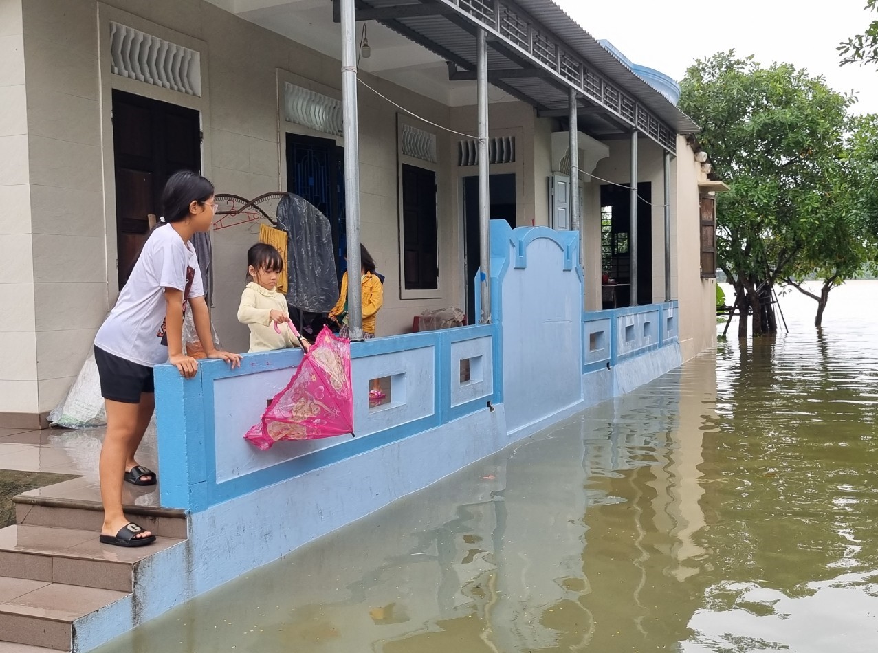 Mưa lớn cùng với việc các hồ thuỷ điện, thuỷ lợi điều tiết nước lũ đã gây ngập úng nhiều nơi ở Thừa Thiên Huế. 