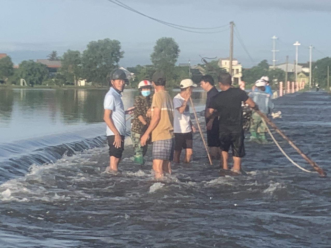 Tại xã Quảng Phước, huyện Quảng Điền nhiều tuyến đường vẫn còn ngập sâu và nước chảy mạnh,chính quyền địa phương đã tổ chức chốt chặn, đặt biển cảnh báo để người dân tránh qua lại khu vực nguy hiểm.