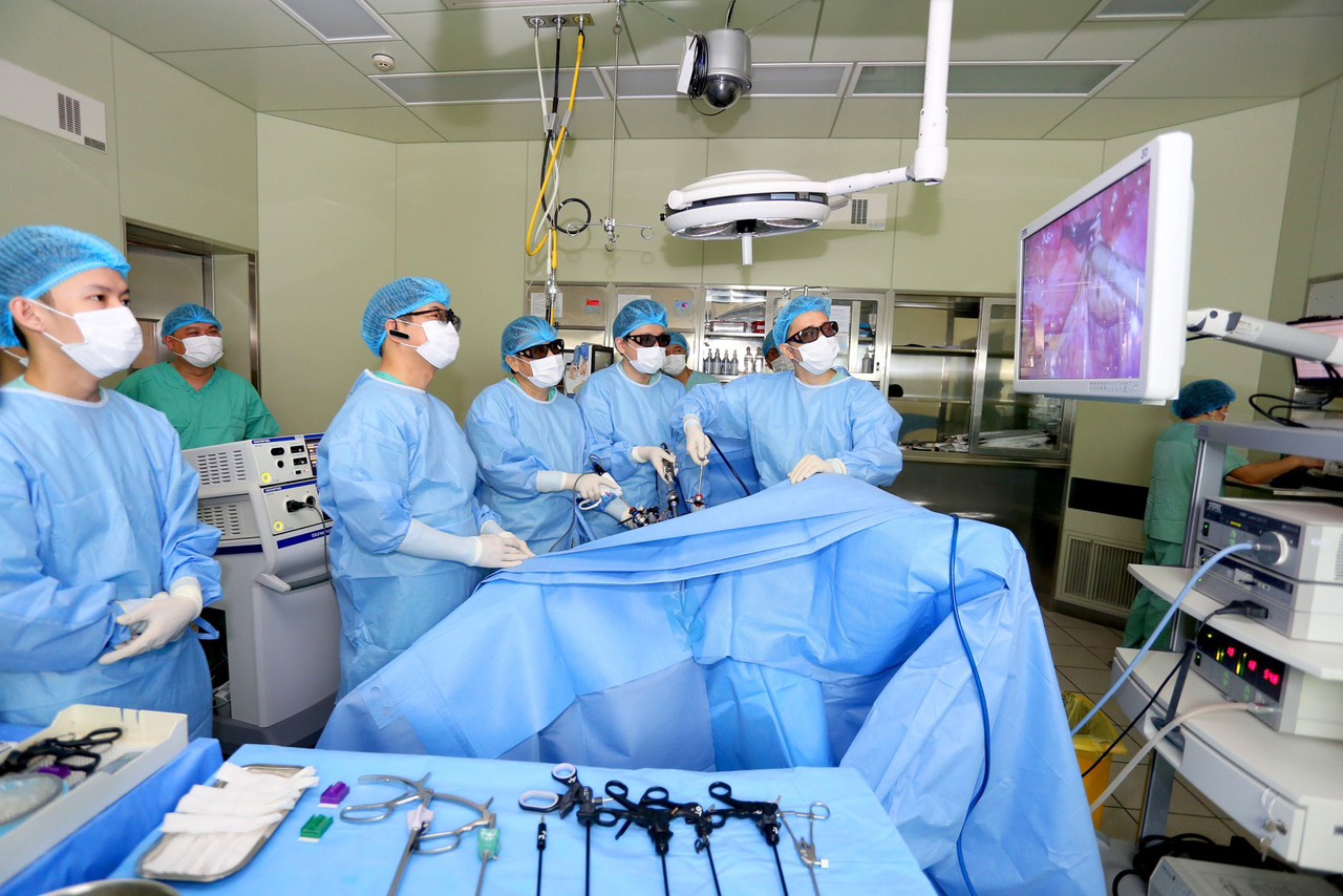 Kíp Phẫu thuật Bệnh viện TW Huế thực hiện phẫu thuật phẫu thuật cắt trực tràng cho bệnh nhân ung thư.