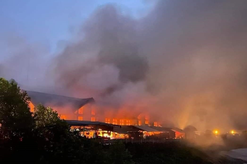 Ngọn lửa bốc cháy dữ dội  bao trùm khu chợ Khe Tre, huyện Nam Đông.