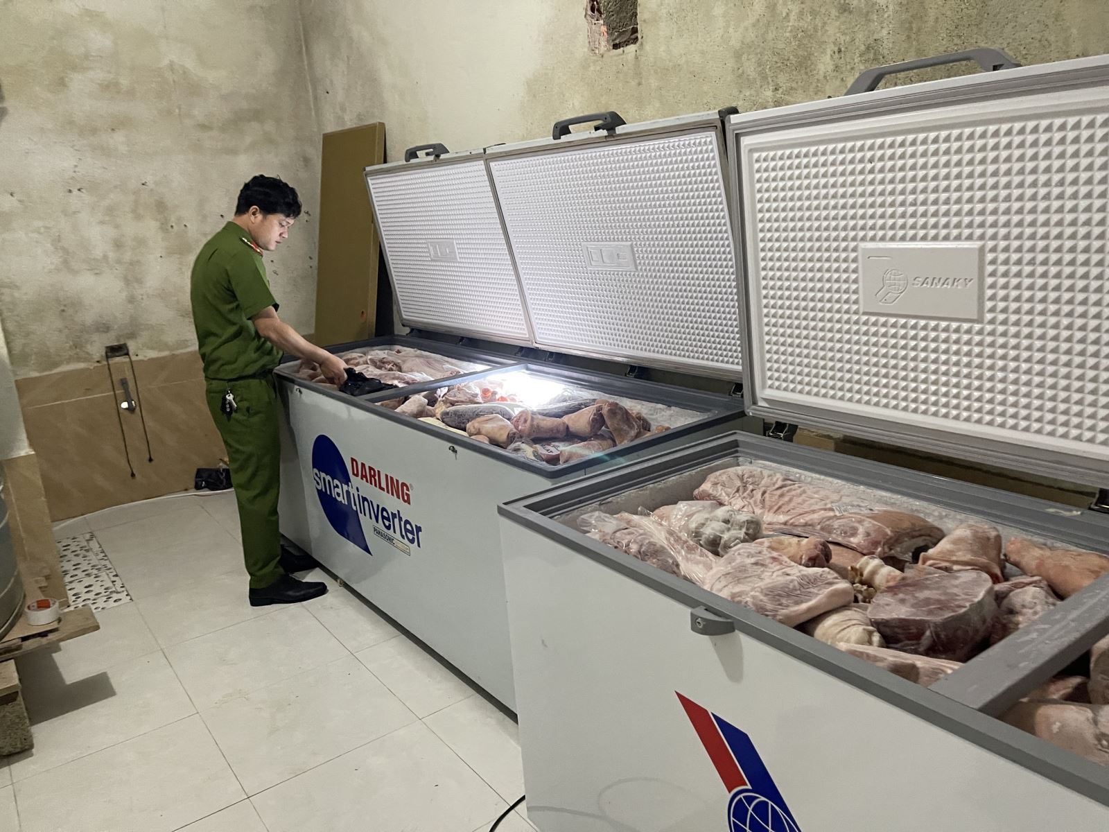 Lực lượng công an Thừa Thiên Huế phát hiện hơn 1 tấn thực phẩm gồm giò heo, ba chỉ rút xương, xương cùi bò, bắp bò, bắp trâu...không rõ nguồn gốc ở kho hàng hóa thực phẩm ở xã Lộc An, huyện Phú Lộc.