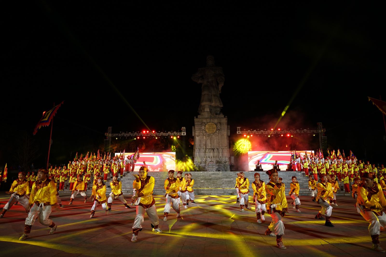 Chương trình nghệ thuật tái hiện lễ lên ngôi và đại phá quân Thanh của Hoàng đế Quang Trung diễn ra sinh động và ý nghĩa với 4 phần, bao gồm: hội binh, lễ lên ngôi, xuất binh- đánh trận, khúc khải hoàn.