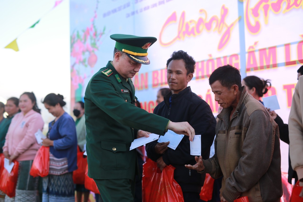 Đại diện Đồn Biên phòng CKQT Lao Bảo đã tặng lợn, gạo nếp và hàng trăm suất quà cho người dân khu vực hai bên biên giới.