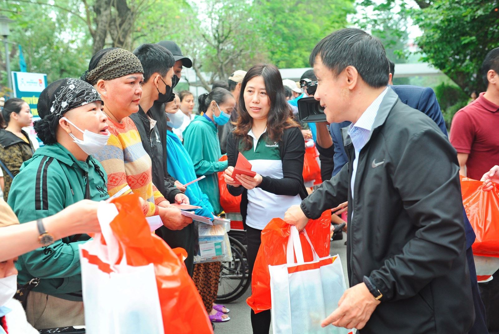 7 chuyến xe chở gần 200 bệnh nhân và người nhà khởi hành từ bệnh viện đi các tỉnh, thành phố như Hà Tĩnh, Quảng Bình, Quảng Trị, Đà Nẵng, Quảng Nam, Quảng Ngãi.