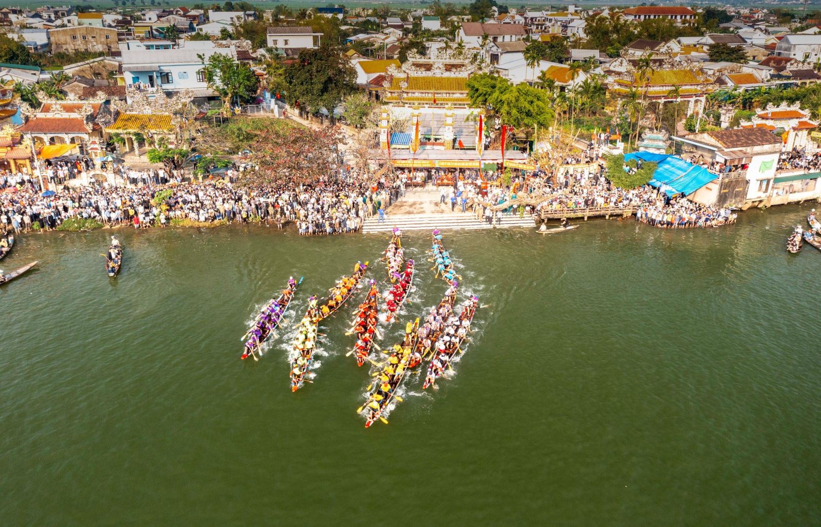 Giải đua ghe truyền thống làng Triều Sơn Đông năm 2024 trên sông Hương.