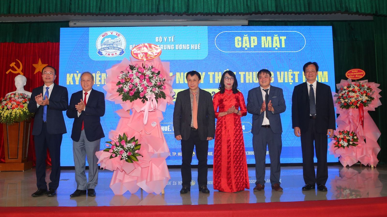 Thừa ủy quyền Chủ tịch nước Võ Văn Thưởng và Thủ tướng Chính phủ Phạm Minh Chính, đại diện lãnh đạo tỉnh Thừa Thiên Huế đã trao những lẵng hoa chúc mừng cho BVTW Huế.