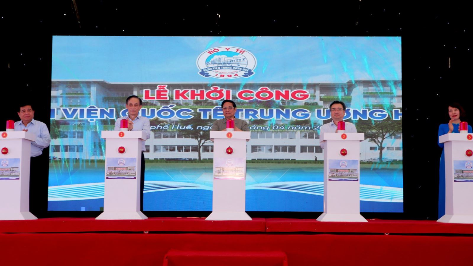 Thủ tướng Chính phủ Phạm Minh Chính bấm nút khởi công dự án Bệnh viện Quốc tế Trung ương Huế 2. 