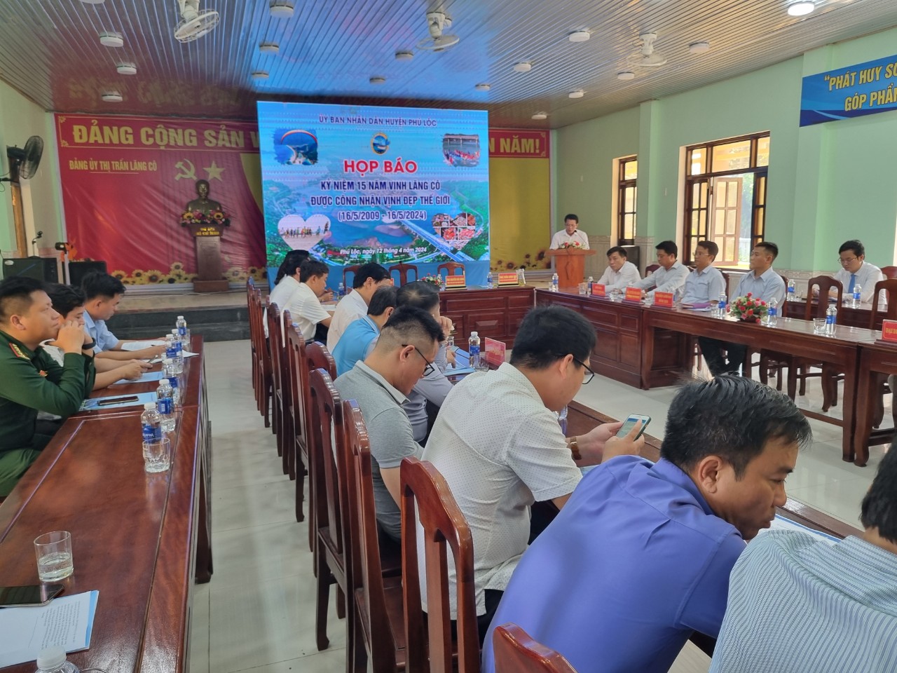 UBND huyện Phú Lộc tổ chức họp báo thông tin về các hoạt động cho sự kiện kỷ niệm 15 năm vịnh Lăng Cô được công nhận là Vịnh đẹp thế giới.