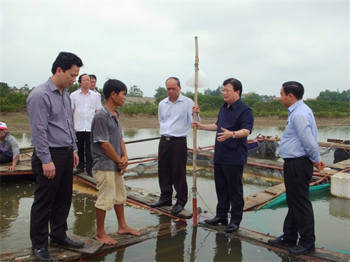 Phó Thủ tướng Trịnh Đình Dũng cùng lãnh đạo tỉnh Hà Tĩnh thăm hỏi, động viên bà con ngư dân Kỳ Anh.