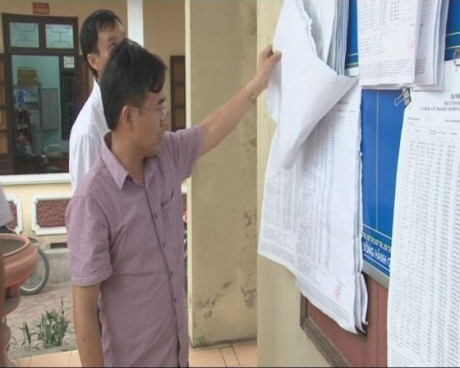 Ông Bùi Quang Hoàn, Chủ tịch UBND huyện Kỳ Anh kiểm tra công tác bầu cử ở xã Kỳ Hải