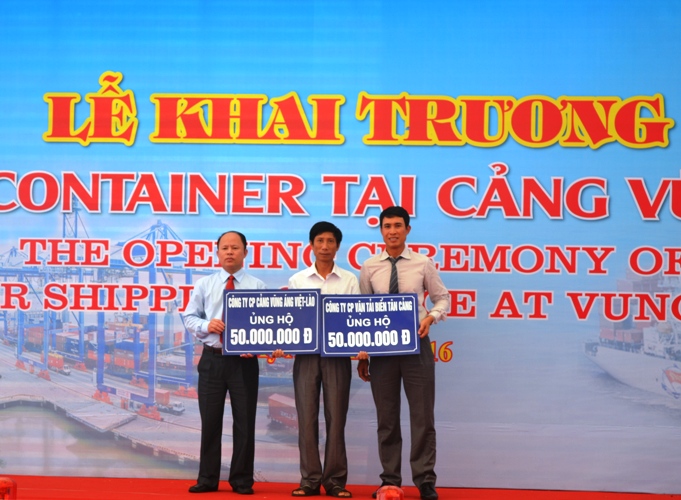 Đại diện Cảng Vũng Áng Việt - Lào và TCT Tân Cảng Sài Gòn trao 100 triệu đồng cho Quỹ vì người nghèo xã Kỳ Lợi