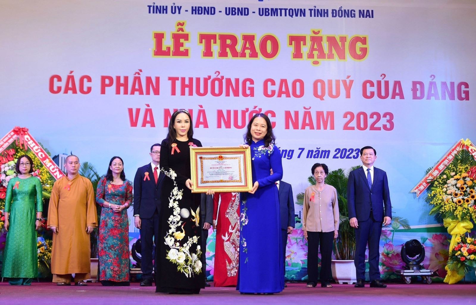Phó Chủ tịch nước Võ Thị Ánh Xuân trao Huân chương Lao động hạng Nhất cho    bà Lê Nữ Thùy Dương – Phó Chủ tịch Tập đoàn KN Holdings.