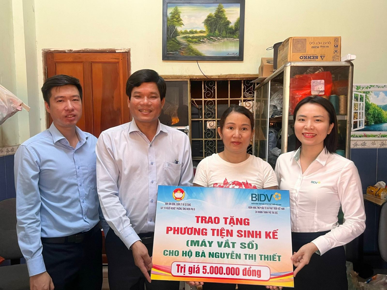 Ngân hàng BIDV, trao tặng máy vắt sổ trị giá 5 triệu đồng cho chị Nguyễn Thị Thiết, người có hoàn cảnh khó khăn