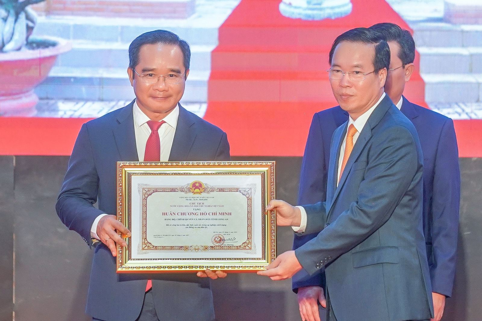 Chủ tịch nước Võ Văn Thưởng trao tặng Huân chương Hồ Chí Minh cho lãnh đạo tỉnh Long An