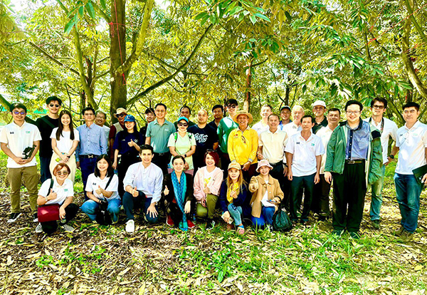 Đoàn tham quan gồm 4 quốc gia, Việt Nam, Indonesia, Malaysia và Trung Quốc tại vườn sầu riêng Chanthaburi - Thái Lan